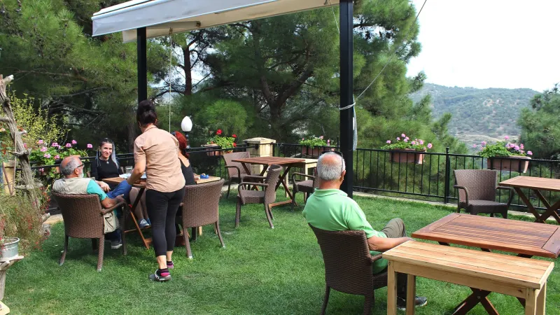 Erguvanlı Ev dış mekân oturma alanı